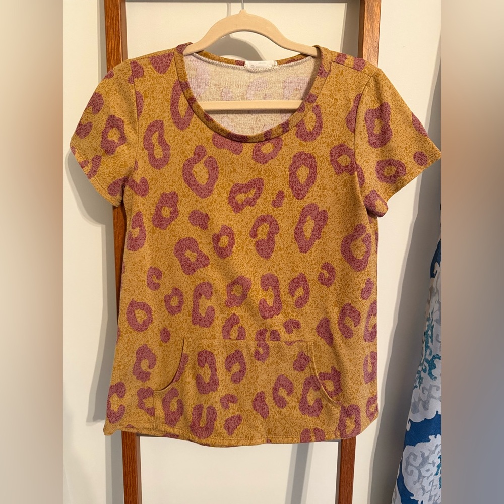 BOMBOM Boutique Leopard Print Short Sleeve Top